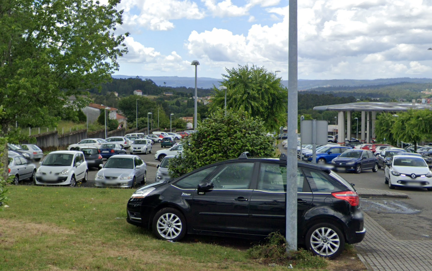 O aparcadoiro gratis en superficie do CHUS sempre estu00e1 saturado e o privado é caru00edsimo polo que é frecuente ver coches mal aparcados como o desta foto de Google Street View