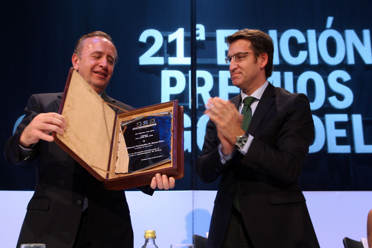 Fernuández Sousa Faro recibindo un premio del Correo Gallego das mans do presidente Feiju00f3ou nunha foto da Xunta