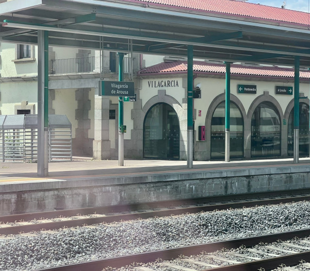 Estación de Vilagarcía á que chega un tren con media hora de atraso por unha avaría nunha porta