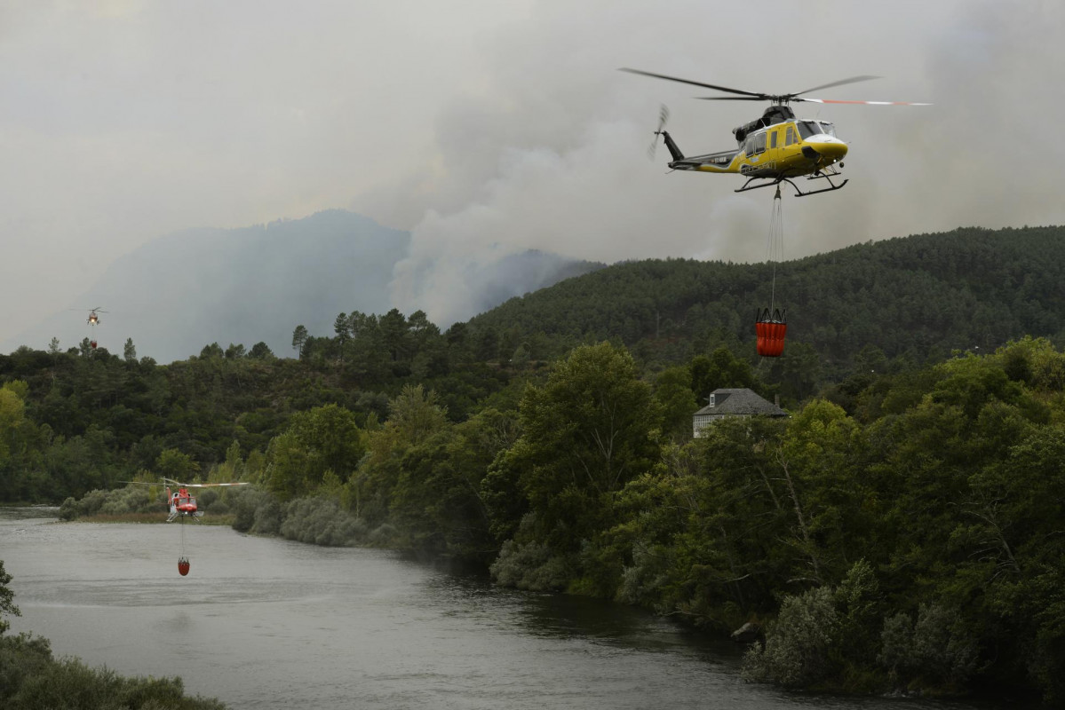 Arquivo - Un helicóptero forestal traballa nas tarefas de extinción de incendios dun lume no municipio de Ribas de Sil, na parroquia homónima, moi próxima a Rairos, ao 6 de setembro de 2