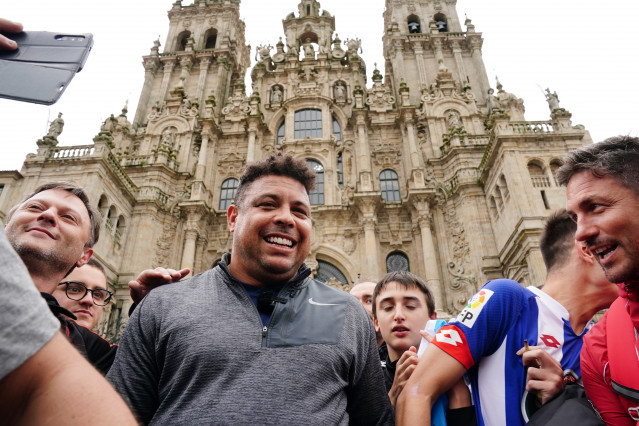 O presidente do Real Valladolid, Ronaldo Nazario, chega á praza do Obradoiro tras facer o camiño de Santiago en bicicleta