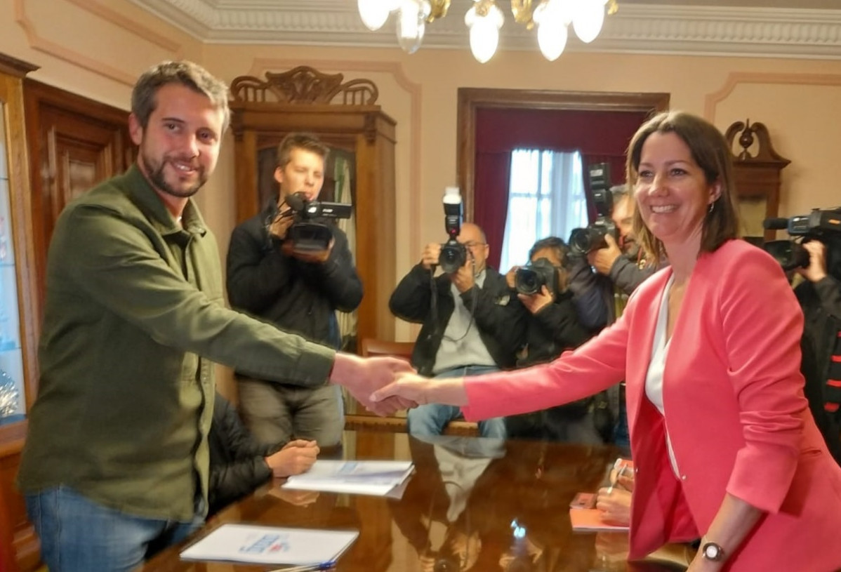 Archivo - Rubén Arroxo (BNG) y Lara Méndez (PSOE) en la primera reunión para formar un gobierno en el Ayuntamiento de Lugo