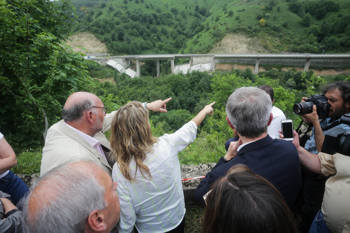 O presidente da Xunta de Galicia, Alfonso Rueda (d), e a ministra de Transportes, Raquel Sánchez (c), durante a súa visita á parte do acueduto caído de Pedrafita do Cebreiro, ao 17 de xuño de