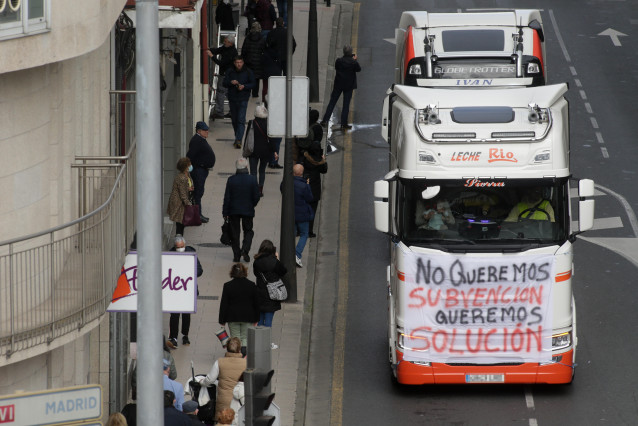 Arquivo - Unha fila de camións entran no centro de Lugo pola Avenida dá Coruña, nunha marcha lenta que saíu desde o polígono das Gándaras para pasar por varias localizacións do centro da cidade, durante o noveno día de paro nacional de