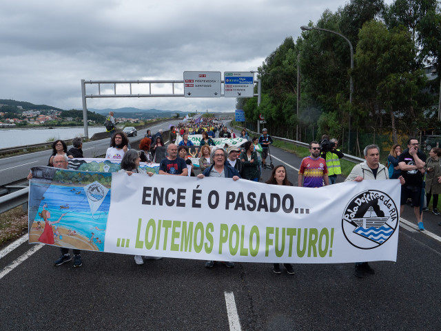 Un grupo de persoas de Pontevedra marcha de camiño á sede da fábrica de Ence en Lourizán na 'Marcha contra celulosas' organizada pola Asociación Pola Defensa dá Ría.