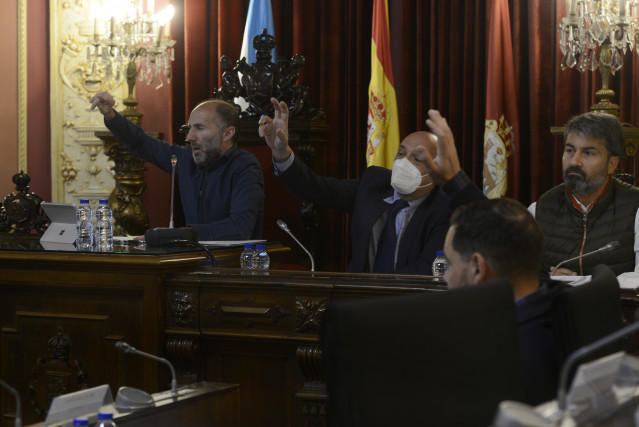 Arquivo - O alcalde de Ourense, Gonzalo Pérez Jácome (1i), intervén durante un pleno no Concello de Ourense.