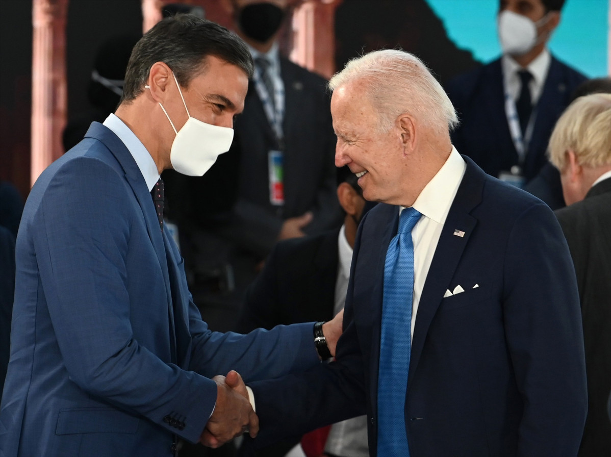 O presidente do Goberno, Pedro O seu00e1nchez (i), conversa co presidente de Estados Unidos, Joe Biden (d), durante o cume do G20, no centro de congresos da Nuvola, ao 20 de outubro de 2021, en Roma (Italia) 