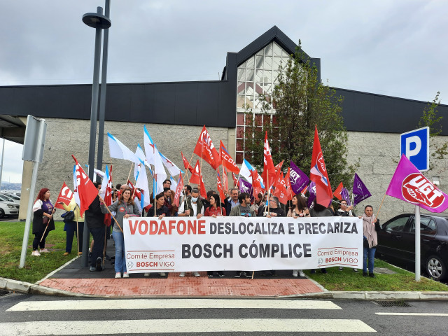 Traballadores de Bosch concentrados diante da sede de Vodafone pola deslocalización do servizo.