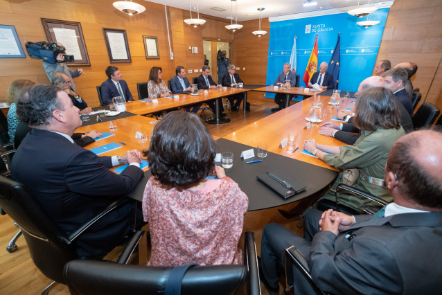 O presidente da Xunta, Alfonso Rueda, acompañado polo vicepresidente primeiro e conselleiro de Economía, Industria e Innovación, Francisco Conde, nunha reunión co Consello de Administración de Ence.