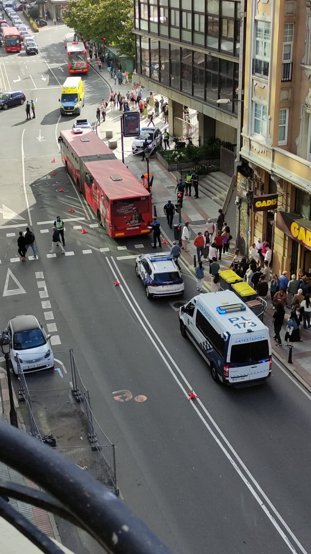 Atropelo dun autobús urbano a dúas persoas no centro da Coruña