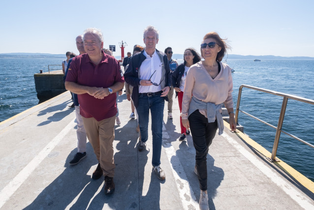 O titular do Goberno galego, Alfonso Rueda, acompañado pola conselleira de Medio Ambiente, Territorio e Vivenda, Ángeles Vázquez,  visita  a Illa de Ons.