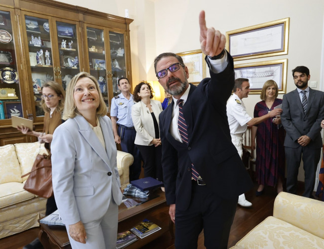 O alcalde de Ferrol, Ángel Mato, recibe á secretaria de Estado de Defensa, Amparo Valcarce