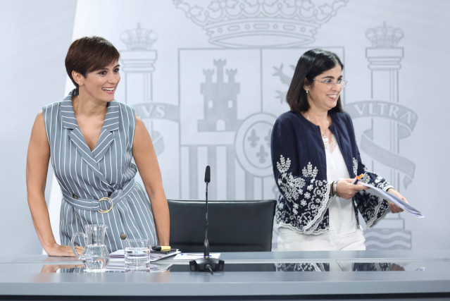 A ministra Portavoz, Isabel Rodríguez (i) e a ministra de Sanidade, Carolina Darias (d), á súa chegada a unha rolda de prensa, posterior ao Consello de Ministros, no Complexo da Moncloa, ao 5 de xullo de 2022, en Madrid (España).