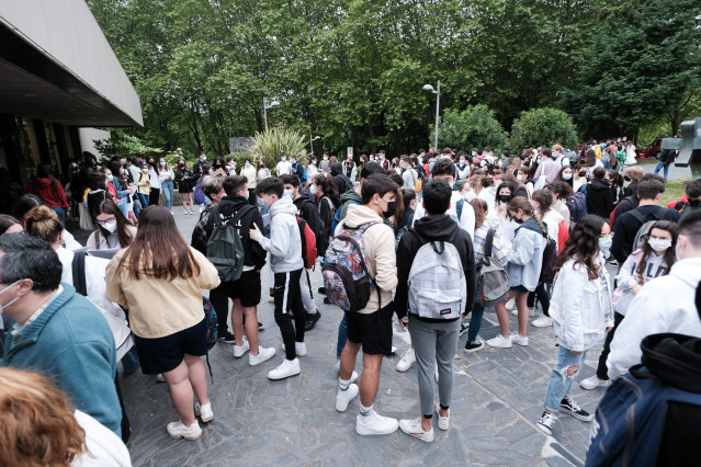 Arquivo - Decenas de estudantes, esperan para realizar as probas de selectividade, na Facultade de Psicoloxía da Universidade de Santiago de Compostela, o día do comezo dos exames de selectividade 2021, ao 8 de xuño de 2021, en Santiago de C