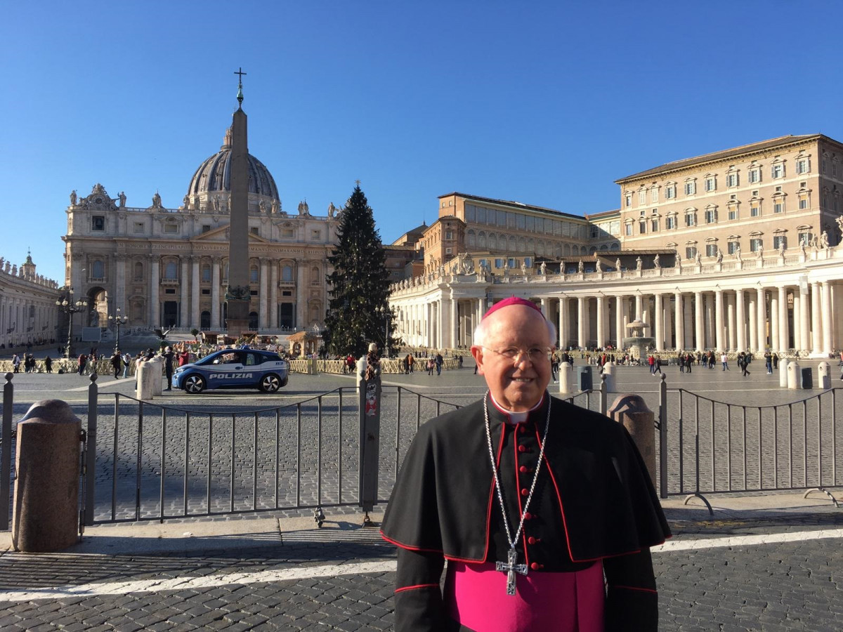 Archivo - El arzobispo de Santiago, Julián Barrio, en el Vaticano
