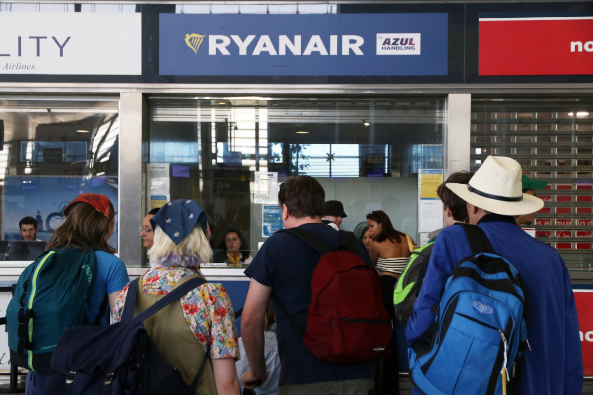 Varias persoas achéganse aos portelos da compañía aérea Ryanair que durante estes días os traballadores da devandita empresa están folga polas súas condicións laborais no aeroporto Costa do Sol na capital, ao 1 de xullo de 2022 en Málaga (And