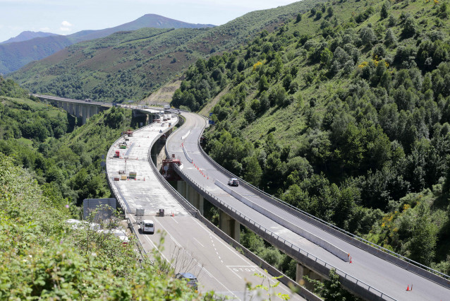 Arquivo - Vista xeral da ponte do que se desprendeu unha parte, ao 7 de xuño de 2022, en Vega de Varcarce, León, Castela e León  (España)