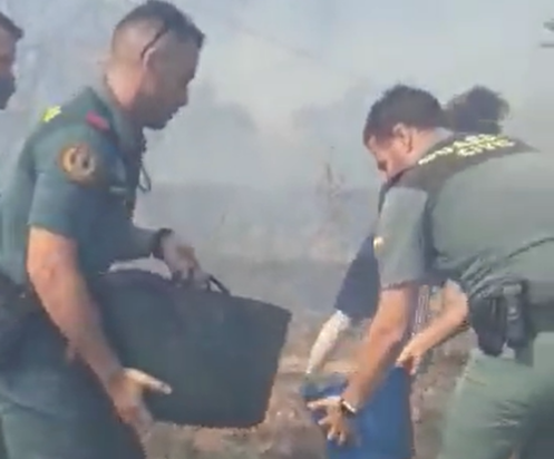 Gardas civís combatendo lumes forestais con cubos