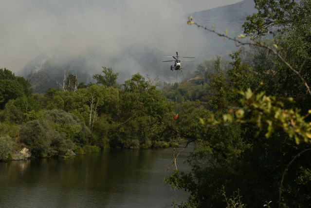 Un helicóptero traballa na extinción do incendio no Barco de Valdeorras.