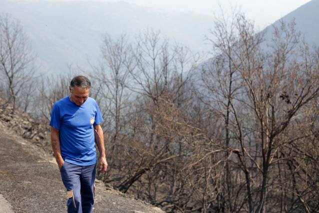 Un home camiña pola zona afectada polo lume de Folgoso do Courel, ao 20 de xullo de 2022, en Folgoso do Courel, Lugo, Galicia (España). A Consellería do Medio Rural elevou a máis 1.400 os desaloxados por incendios en 80 núcleos nos lumes qu