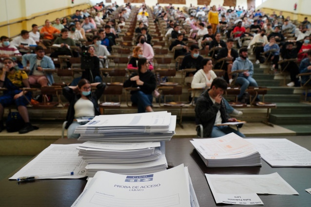 Arquivo - Estudantes esperan antes de comezar as probas de acceso á universidade 2022, ao 7 de xuño de 2022, en Santiago de Compostela, A Coruña, Galicia (España). Hoxe arrincou en Galicia a Avaliación de Bacharelato para Acceso á Universida