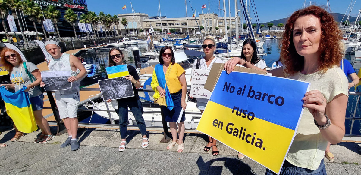 Protesta de ucraínos contra a chegada dunha fragata rusa