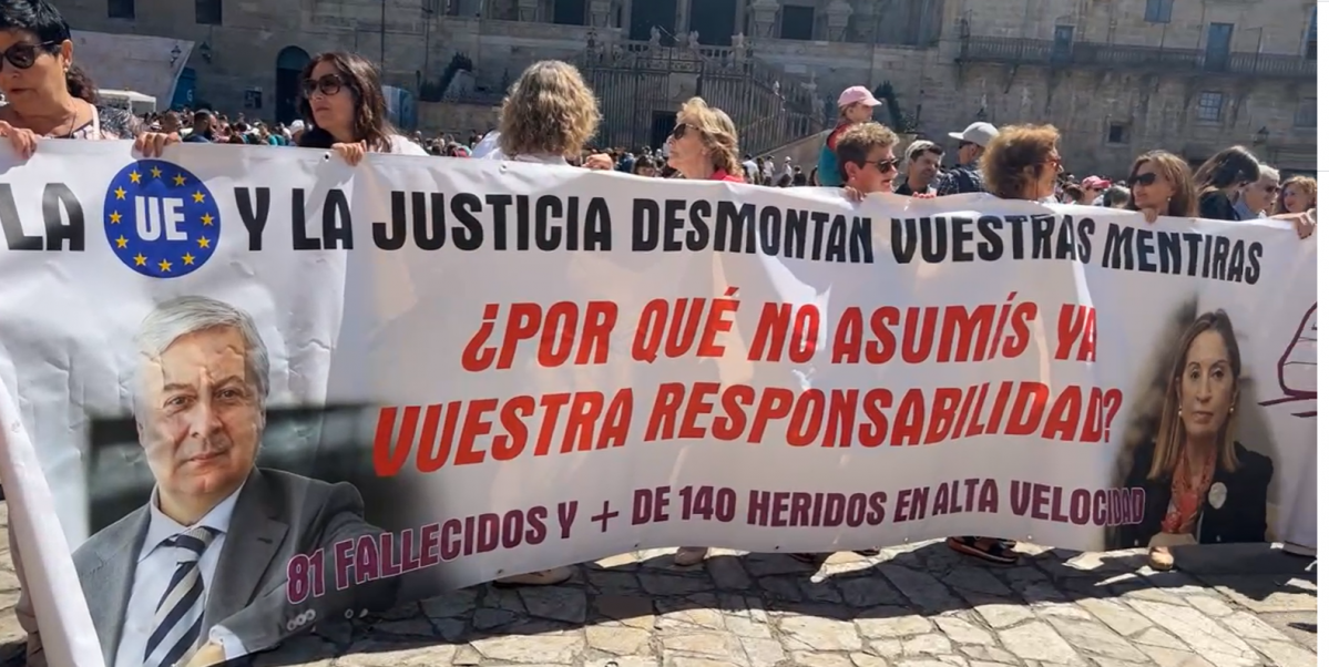 Pancarta contra os exministros Pepe Blanco e Ana Pastor na protesta da vítimas do Alvia 4