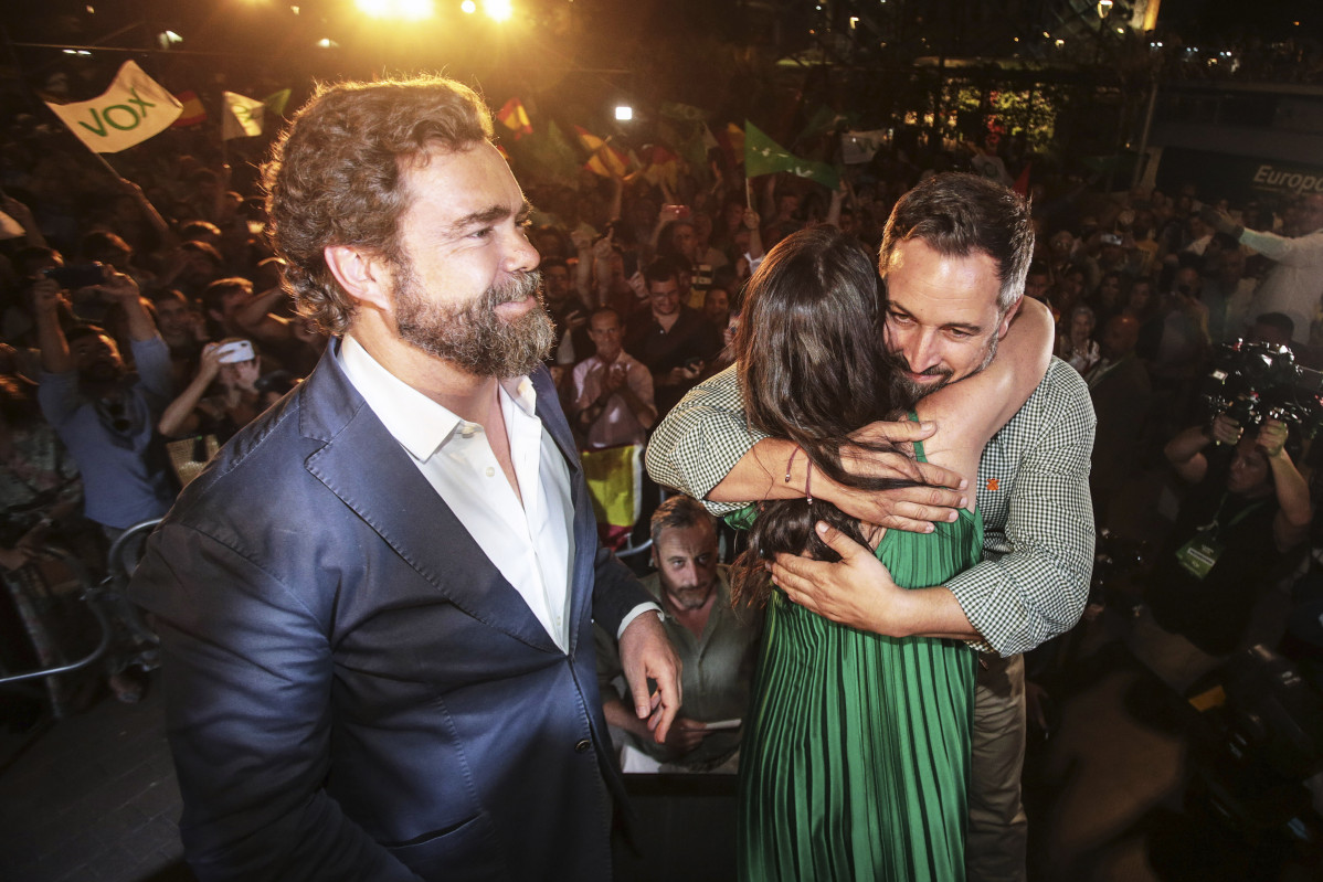 O prtavoz de Vox no Congreso, Iván Espinosa de los Monteros, na noite electoral de Andalucía mentres se abrazan o presidente do partido, Santiago Abascal, e a súa candidata, Macarena Olona