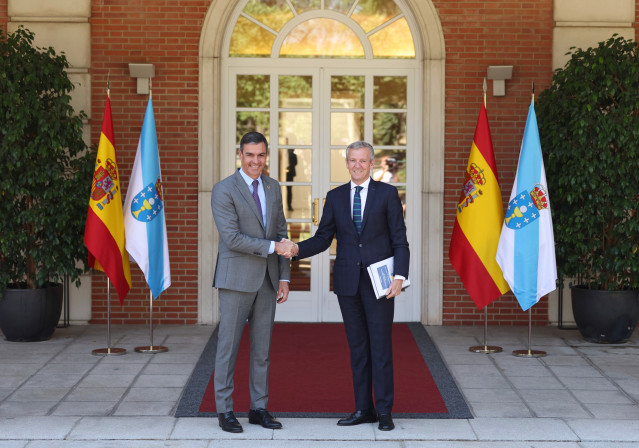 O presidente do Goberno, Pedro Sánchez (i), recibe ao presidente do Goberno de Galicia, Alfonso Rueda (d), no Palacio da Moncloa.