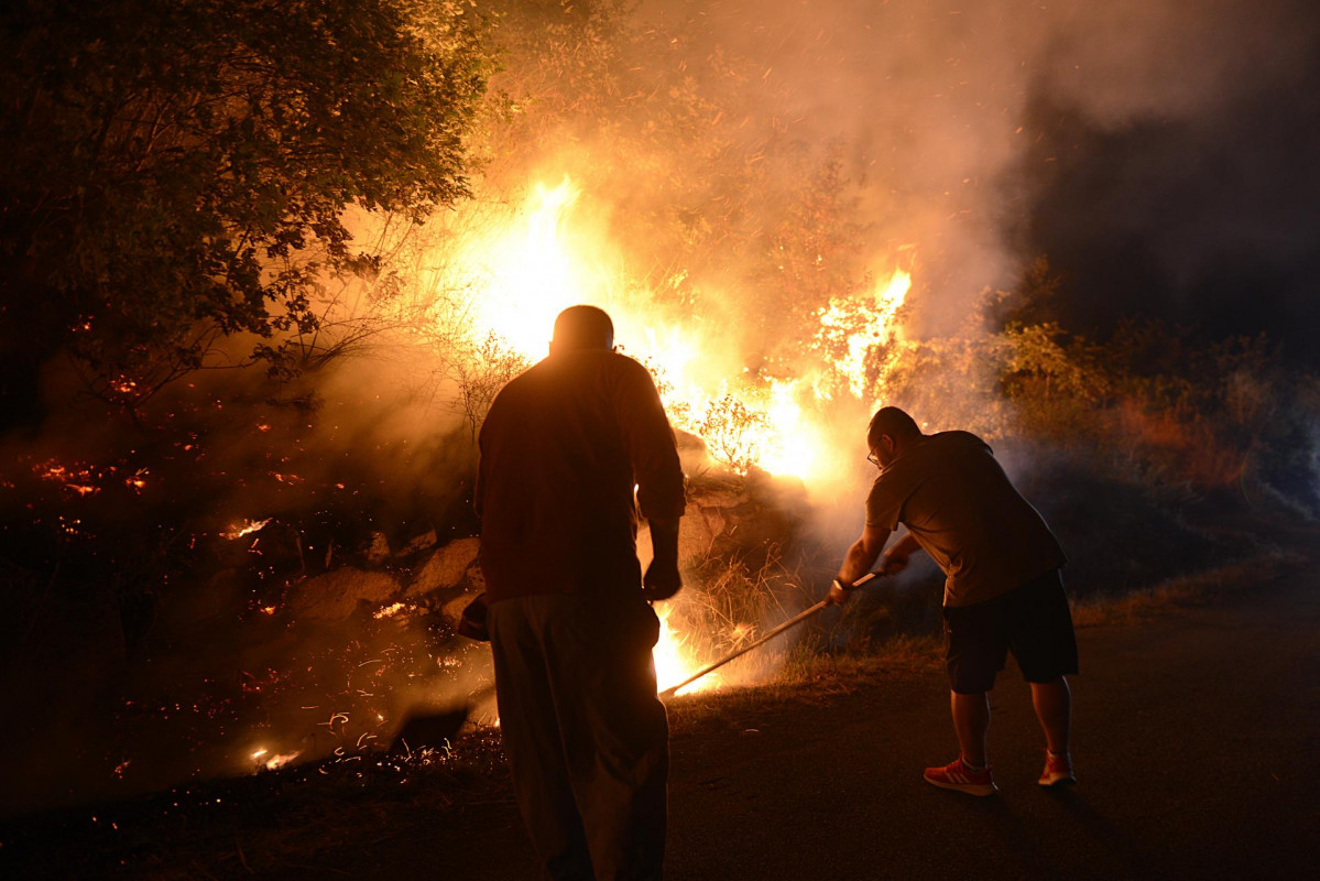 Brigadas forestais e veciños colaboraron no control das chamas, lonxe das vivendas, ao 28 de xullo de 2022, en Cudeiro, Ourense, Galicia, (España). Onte 27 de xullo declarouse un novo ince