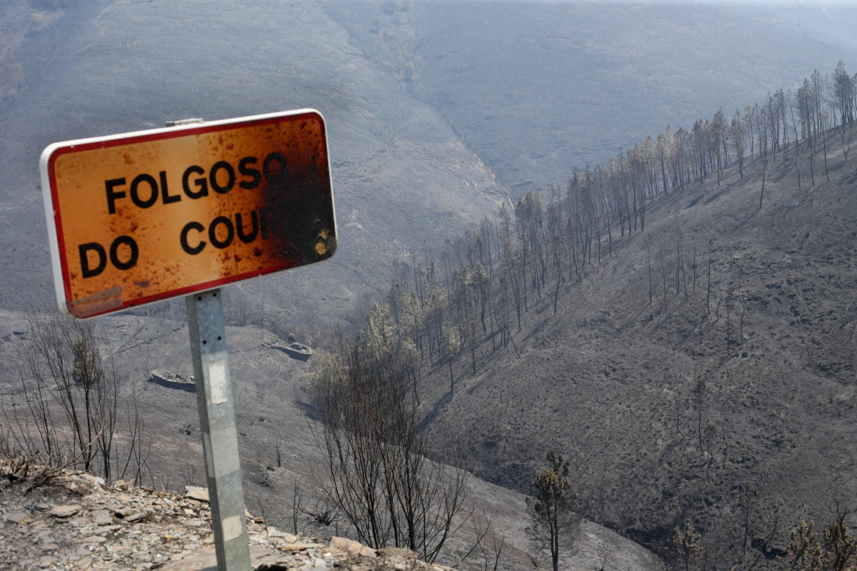 Cartel de entrada a Folgoso do Courel afectado por el incendio, a 20 de julio de 2022, en Folgoso do Courel, Lugo, Galicia (España). La Consellería de Medio Rural ha elevado a más 1.400 los desaloj