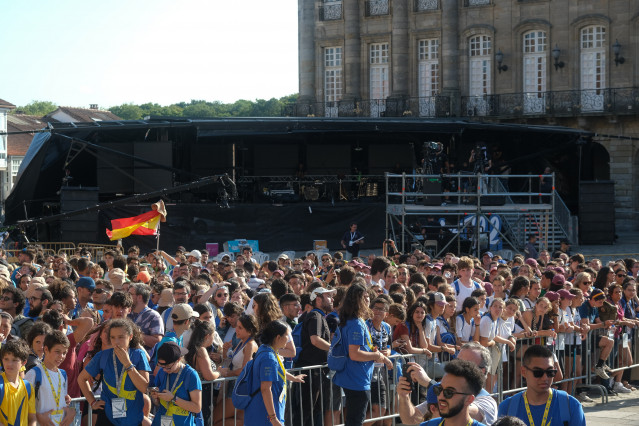 Centenares de persoas durante a inauguración e acto de acollida da peregrinación europea de mozas 2022, no Obradoiro de Santiago, ao 3 de agosto de 2022, en Santiago de Compostela