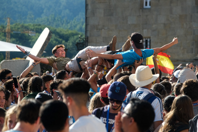 Dous mozos son levantados en brazos durante a inauguración e acto de acollida da peregrinación europea de mozas 2022, no Obradoiro de Santiago, ao 3 de agosto de 2022, en Santiago de Compostela, A Coruña, Galicia (España). A Peregrinación Europea