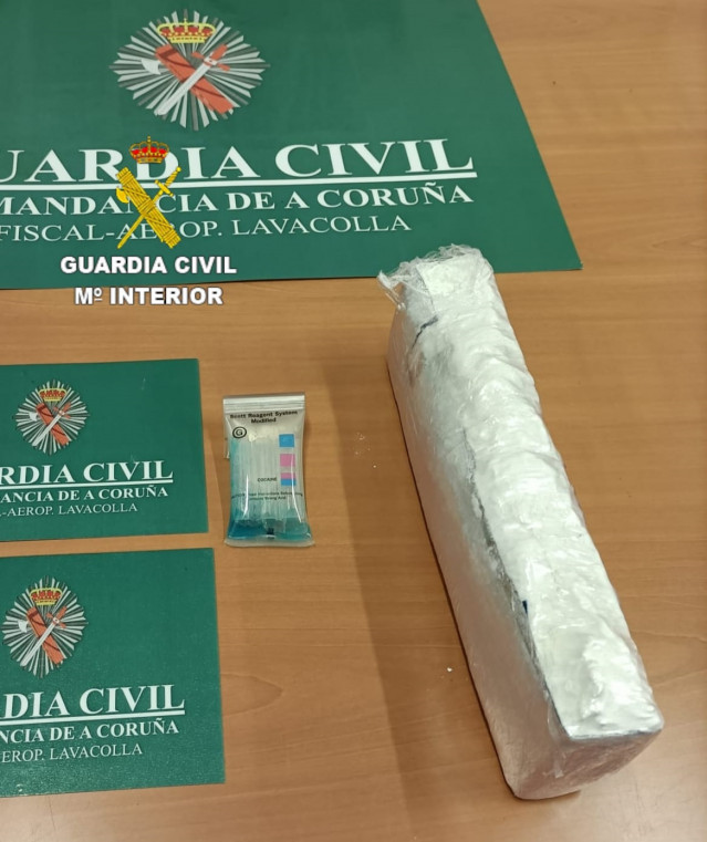 Detido no aeroporto de Santiago cun paquete de medio quilo de cocaína pegado á altura dos xenitais