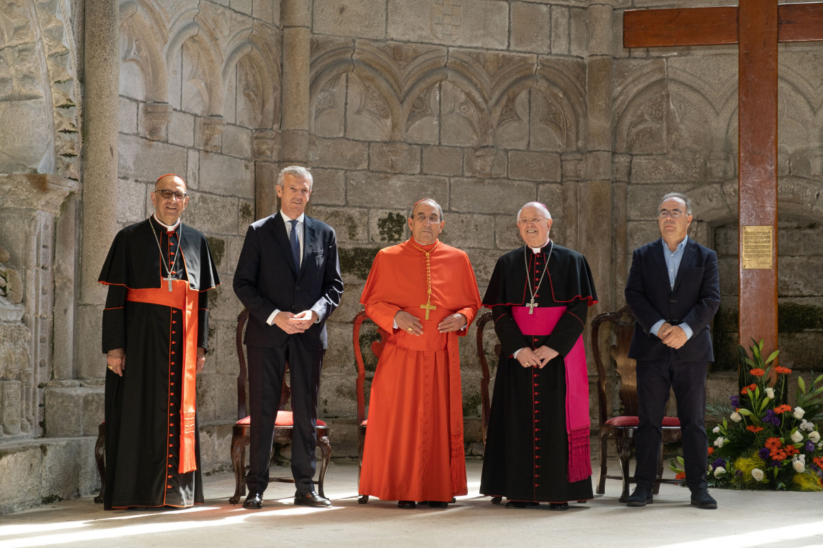 O presidente da Conferencia Episcopa, Juan José Omellal; o presidente da Xunta de Galicia, Alfonso Rueda; o cardeal Augusto dous Santos Marto; o arcebispo de Santiago, Julián Barrio; e o 