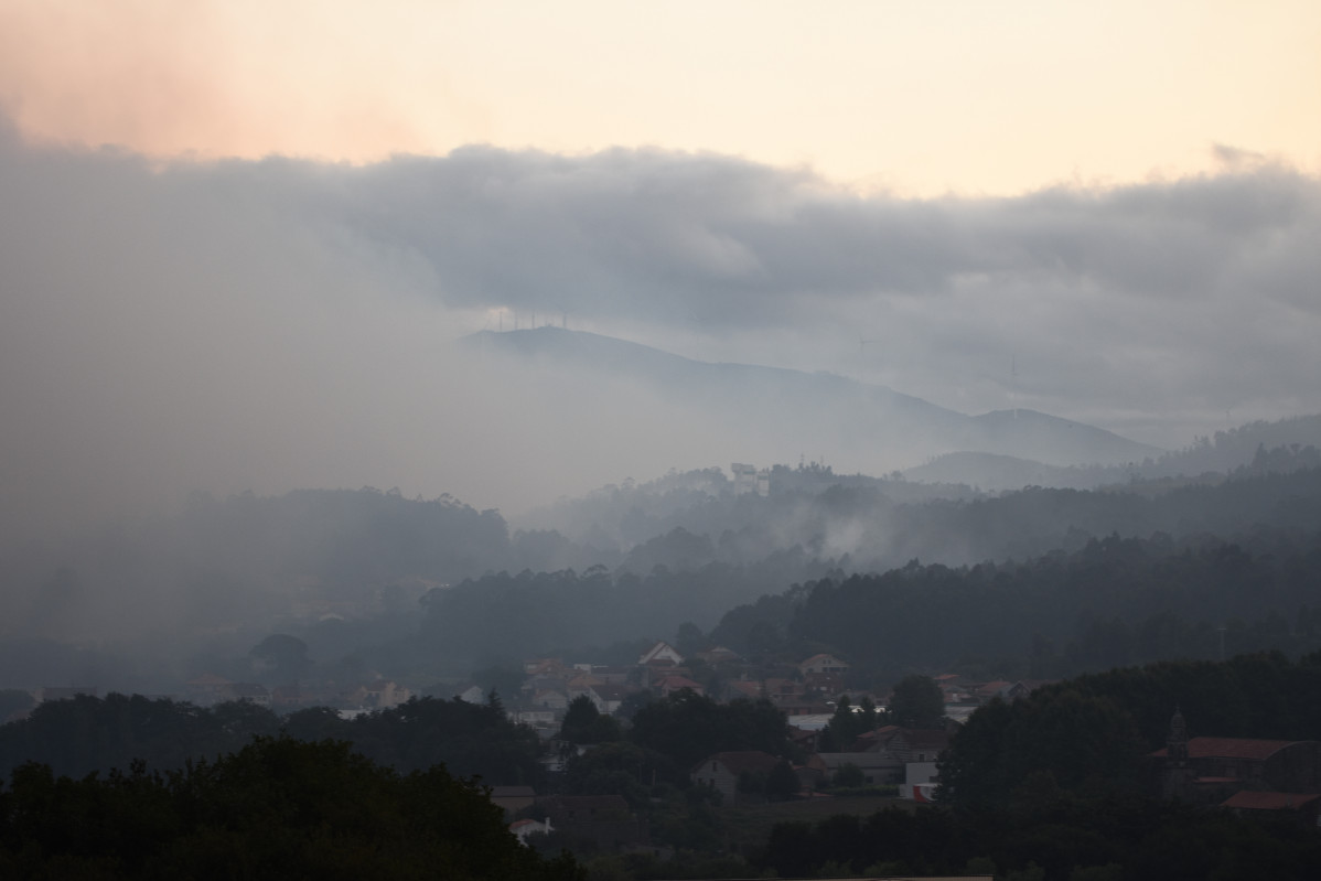Vista do incendio forestal cercando á localidade pontevedresa de Villagarcía de Arousa desde o Hospital de Salnes, no concello de Villagarcía de Arousa, Pontevedra, Galicia.