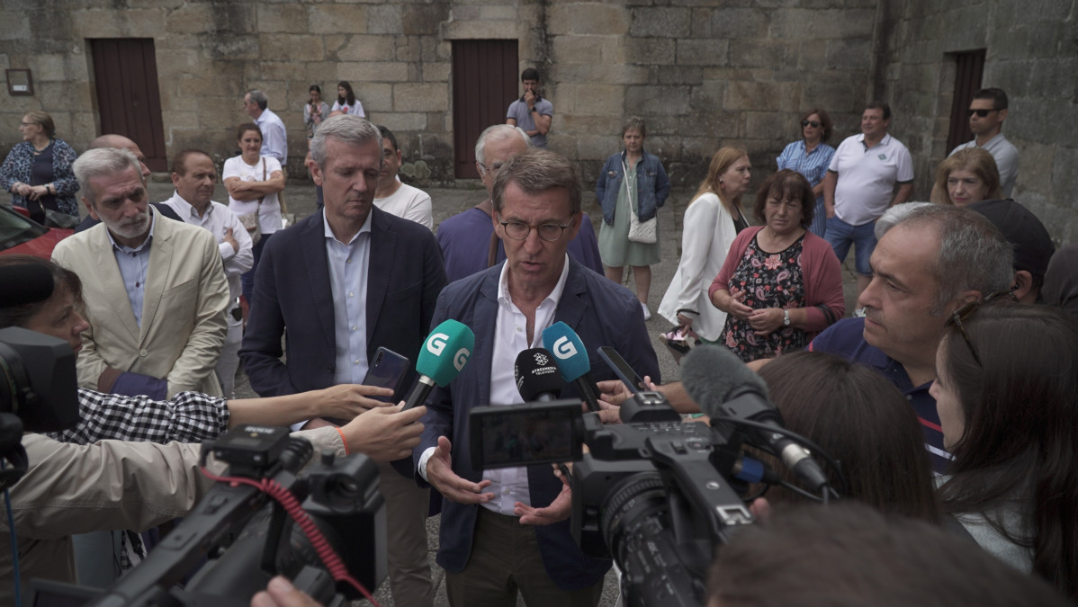 O presidente do PP, Alberto Núñez Feijóo, atende aos medios en Cambados, Pontevedra.