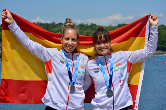 Teresa Portela e Sara Ouzande tras recibir unha medalla.
