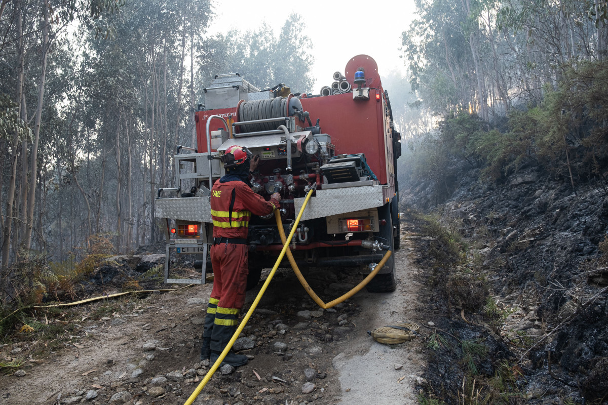 Bombeiros traballan na extinción dun incendio iniciado en Boiro, ao 6 de agosto de 2022, en Boiro, A Coruña (Galicia).