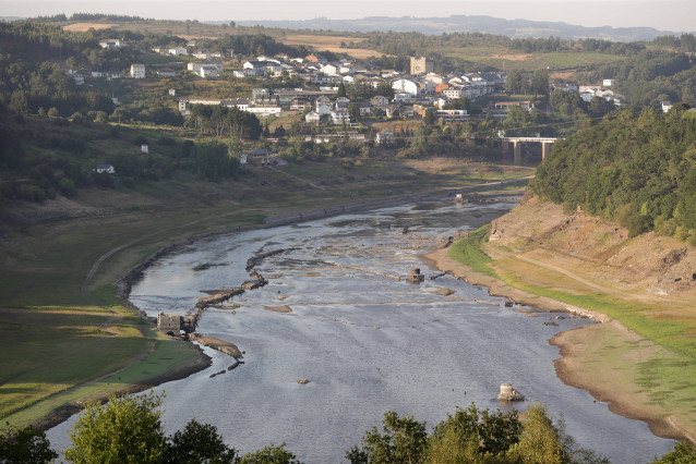 O baixo caudal do río Miño permite apreciar rocas no seu leito ao seu paso por Escairón, Lugo