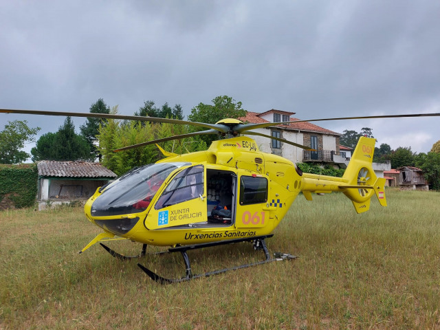 O helicóptero medicalizado do 061 con base en Santiago.