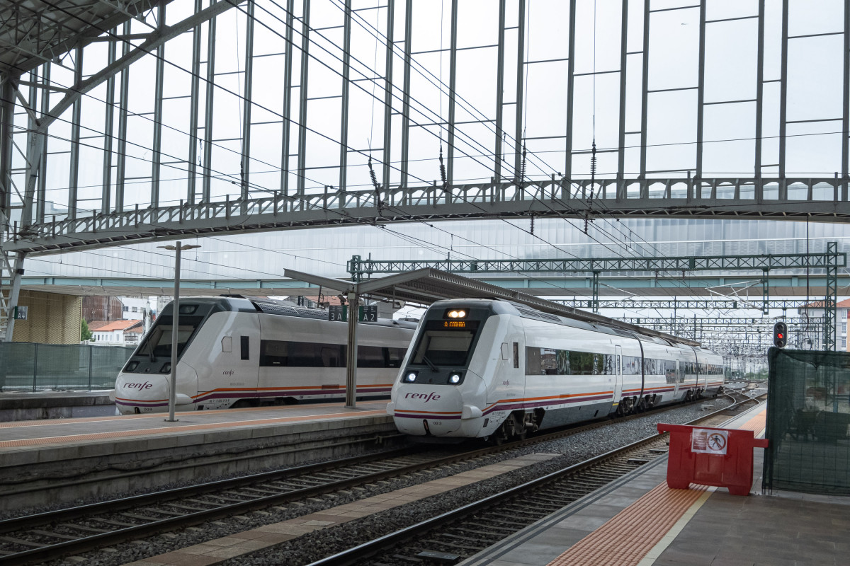 Trens de proximidade parados nas vías da estación de trens, ao 24  de agosto de 2022, en Santiago de Compostela, A Coruña, Galicia, (España). Os usuarios de Renfe en Galicia poden adquirir