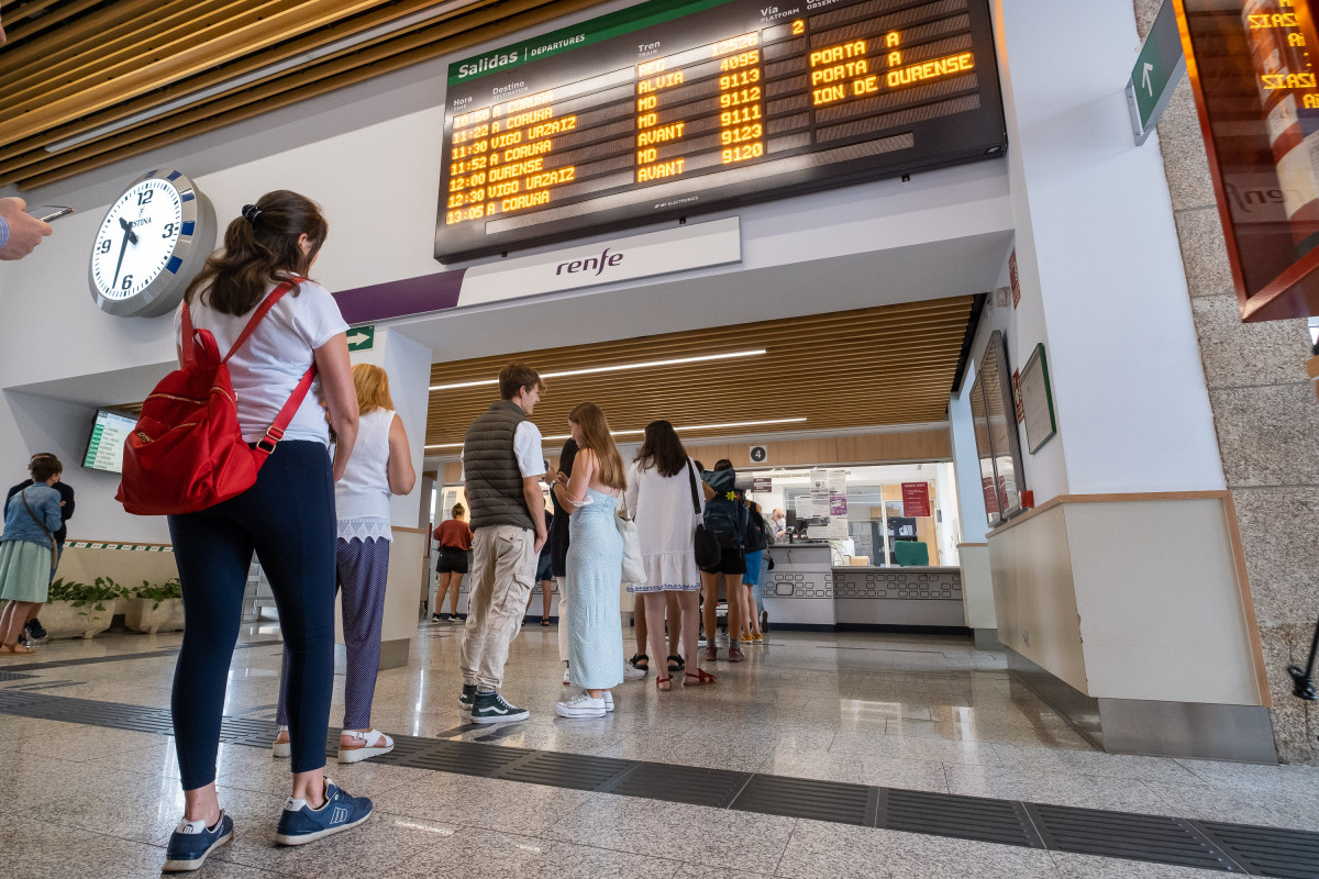 Varias persoas fan cola para adquirir un abono gratuíto na estación de trens, ao 24  de agosto de 2022, en Santiago de Compostela, A Coruña, Galicia, (España). Os usuarios de Renfe en Galici