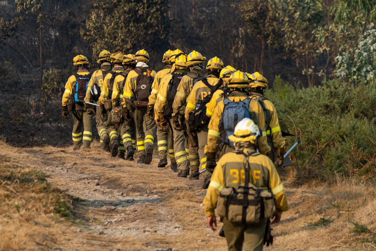 Bomberos trabajan en la extinción de un incendio iniciado en Boiro, a 6 de agosto de 2022, en Boiro, A Coruña (Galicia). La Consellería do Medio Rural ha informado de que la superficie calcinada en
