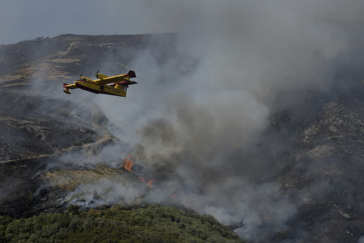 Un hidroavión realiza labores de extinción dun incendio forestal na Serra do Leboreiro, no parque natural de Baixa Limia e Serra do Xurés, ao 26 de agosto de 2022, en Serra do Xurés, Ourens