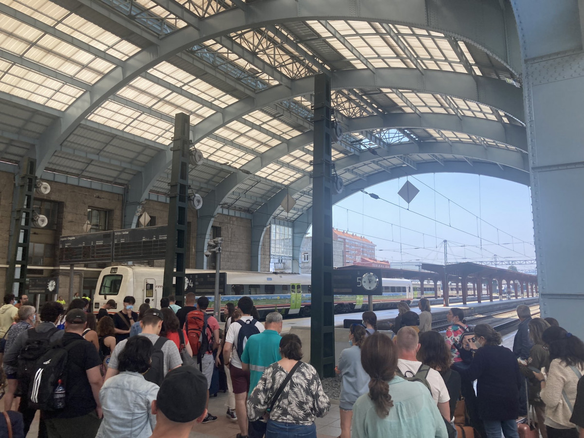 Viaxeiros na estaciu00f3n de Renfe na Coruu00f1a en unha imaxe do colectivo de usuarios de media distancia