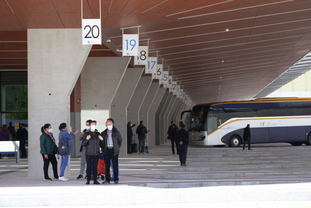 Arquivo - Varias persoas esperan autobuses desde unha das dársenas da nova estación de autobuses de Santiago de Compostela, ao 22 de abril de 2021, en Santiago de Compostela, Galicia (España). Este sábado comeza a funcionar a nova estación de au