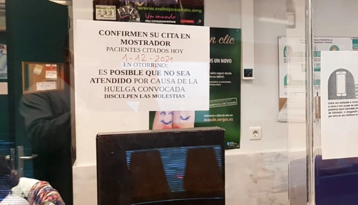 Cartel advertindo dos atrasos provocados pola folga de otorrinos no hospital CHUS de Santiago en 2021