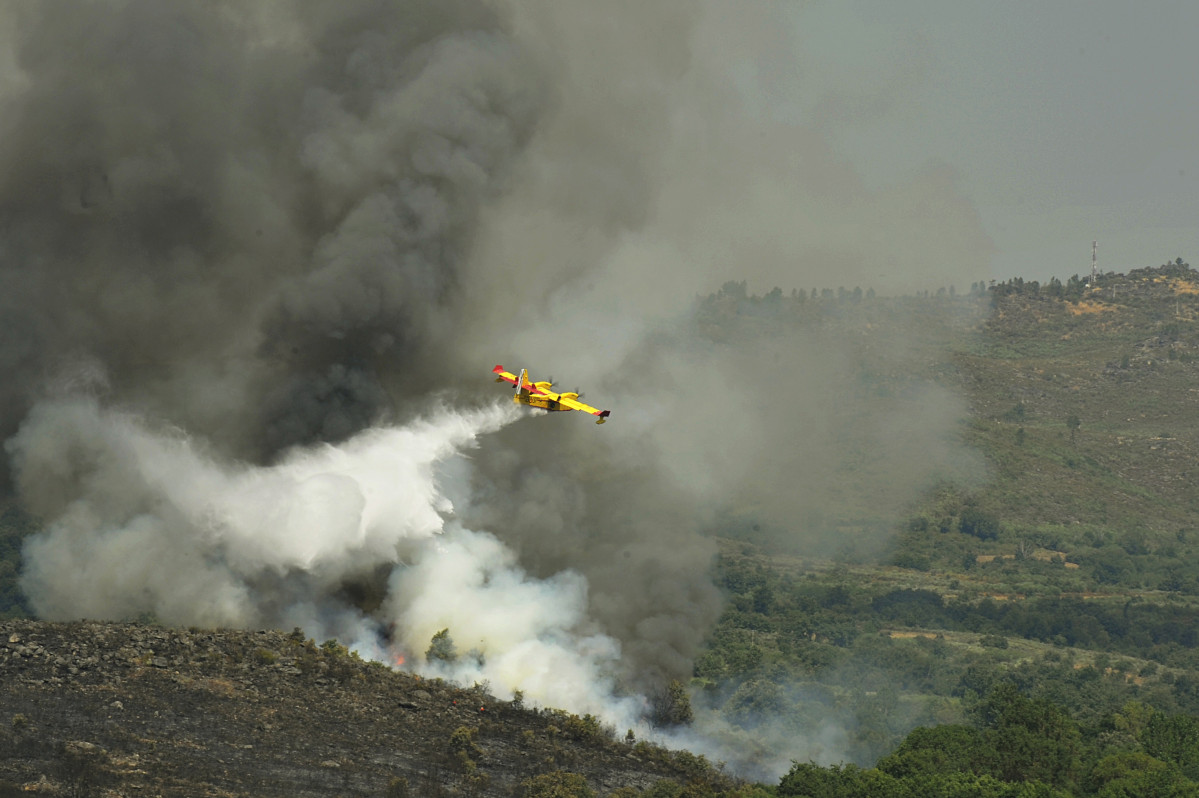 Arquivo - Un avión apaga lumes da UME sobrevoa e verte auga sobre o incendio de Cualedro (Ourense), nunha foto de arquivo
