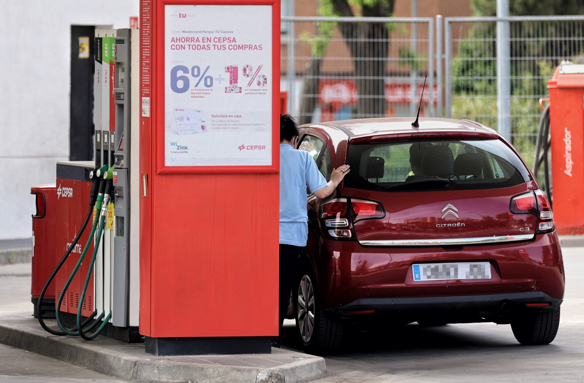 Arquivo - Unha muller enchendo nunha gasolineira, ao 12 de maio de 2022, en Madrid (España). O prezo medio dos carburantes en España remontou esta semana máis dun 2% e escalou a novos